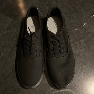 Universal Threads black flats size 7